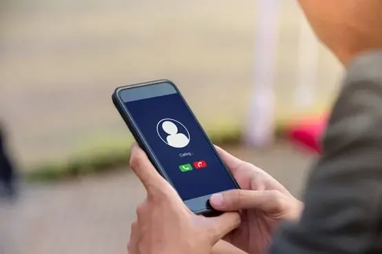 Écran de smartphone affichant un appel entrant