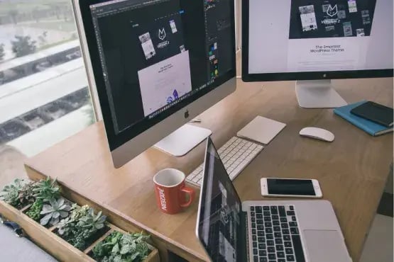 Poste de travail numérique affichant des modèles de documents