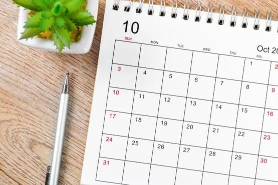 Un calendrier posé sur un bureau avec un stylo, représentant une échéance dépassée