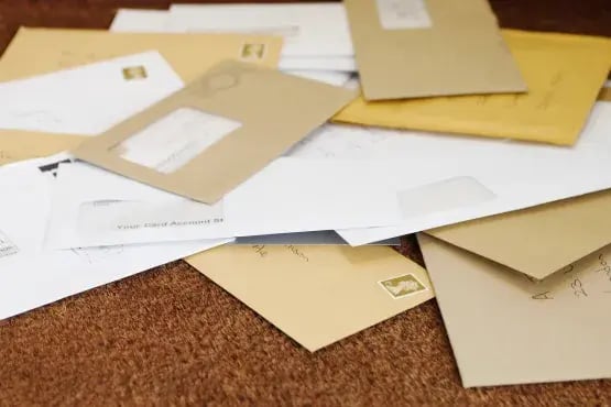 Courrier de mise en demeure avec enveloppes variées étalées au sol