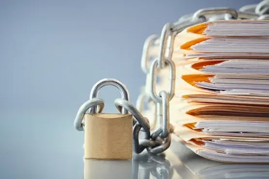 Documents confidentiels protégés par un cadenas et une chaîne