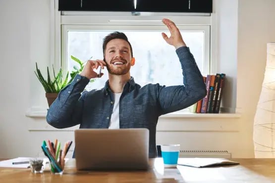 Homme heureux au téléphone après avoir reçu une bonne nouvelle