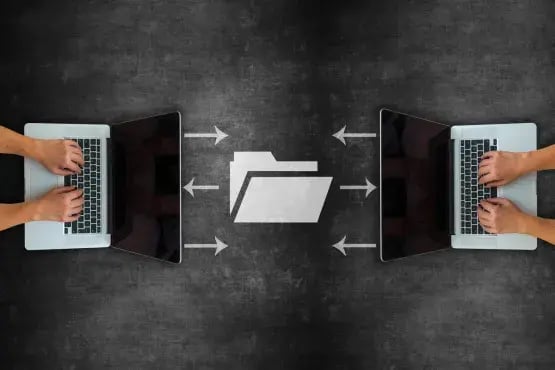 Illustration de deux ordinateurs échangeant des fichiers via une connexion sécurisée