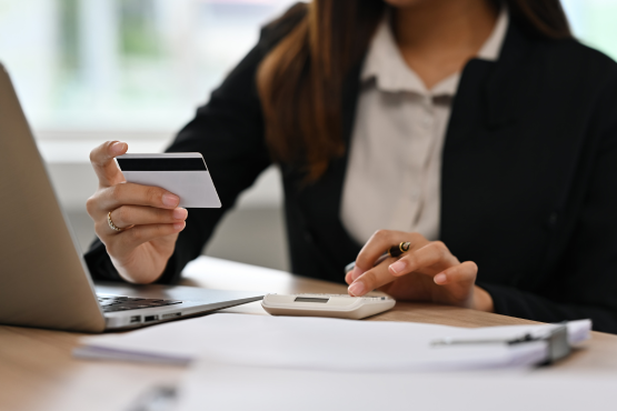 Femme saisissant ses informations de carte bancaire pour un paiement en ligne