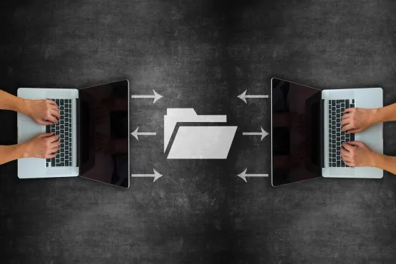 Illustration de deux ordinateurs échangeant des fichiers via une connexion sécurisée