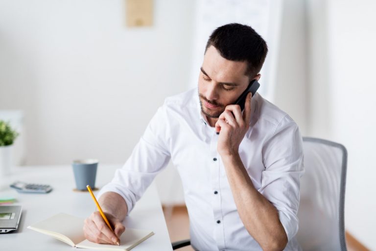 entrepreneur au téléphone en train de relancer son client pour des retards de paiement
