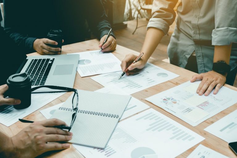 micro entrepreneurs à une table