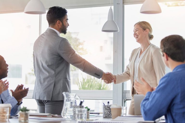 échange b2b entre deux professionnels qui se serrent la main.