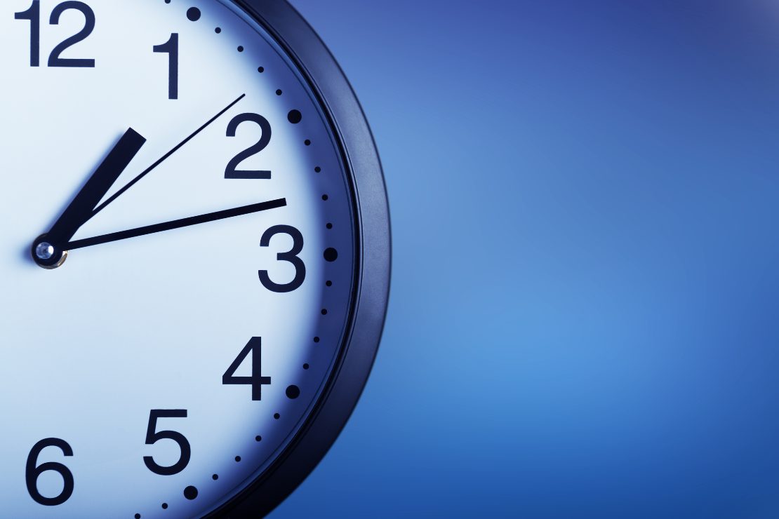 horloge qui représente le temps qui passe et qu'il faut agir pour le retard de paiement.