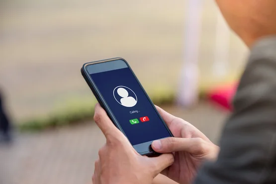 Écran de smartphone affichant un appel entrant