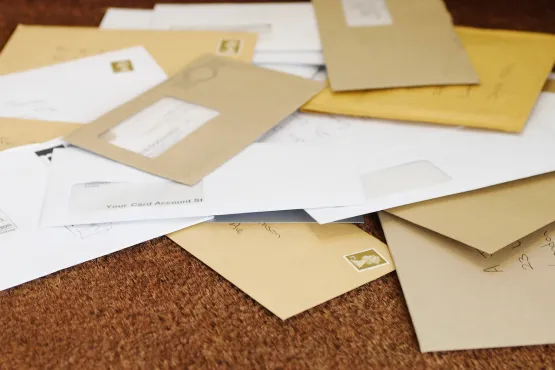 Courrier de mise en demeure avec enveloppes variées étalées au sol