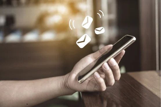 relance du client pour le retard de paiement via un téléphone mobile